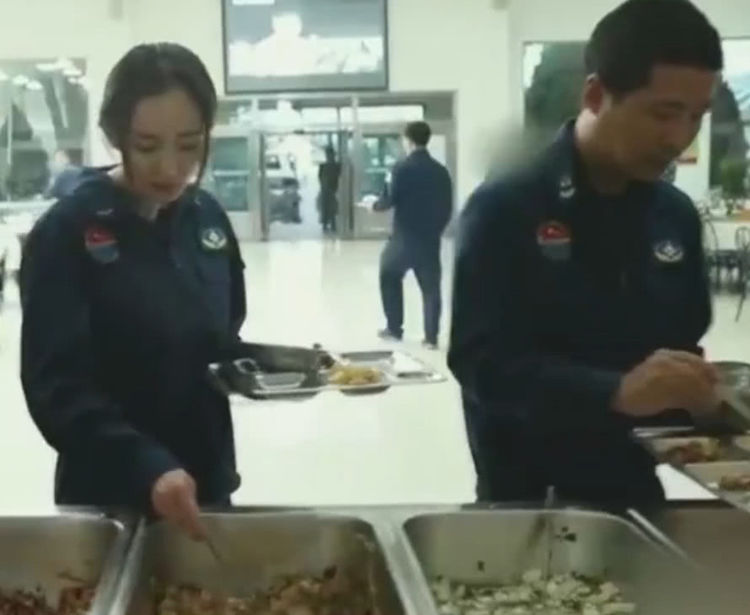 揭秘：空中飞行员的一日三餐都吃什么？网友：果然是伙食最高的！